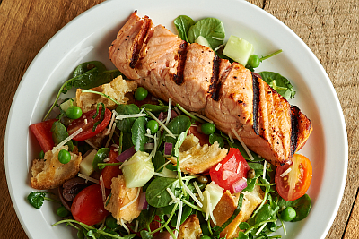 M33830-Grilled-Salmon-and-Panzanella-salad-400x267