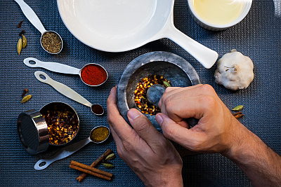 chef-hands-mortar-pestle-spices-herbs-cinnamon-400x267